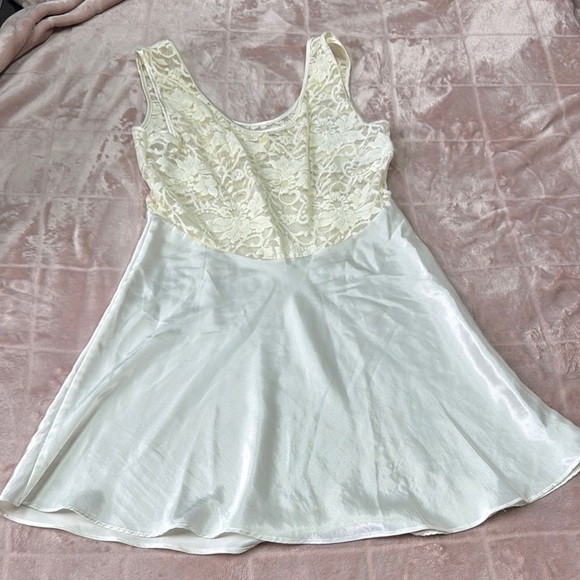 Victoria secret’s vintage Y2K cream lace mini dress - Picture 6 of 6